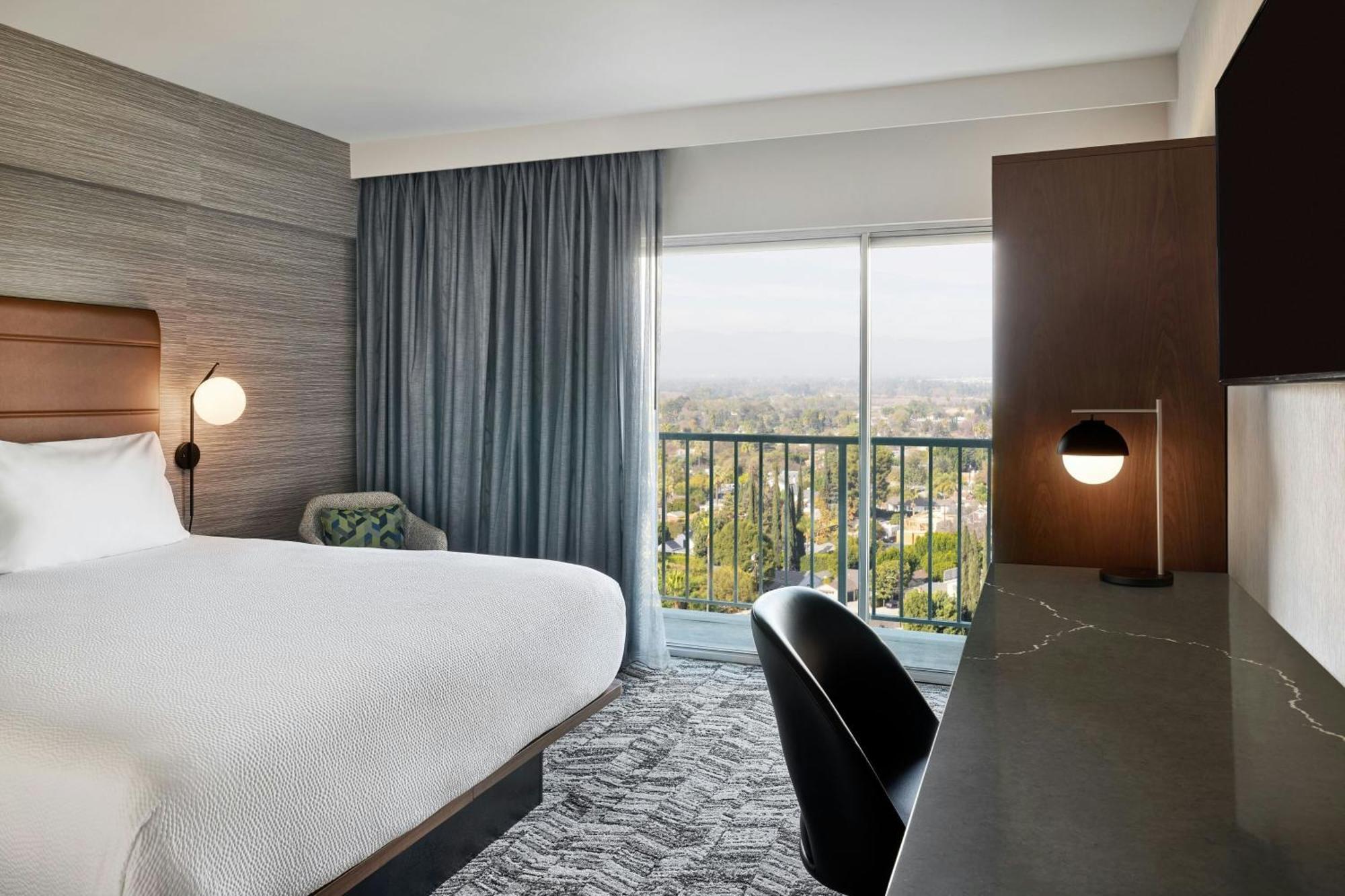 King Room with Roll-In Shower - Mobility Access/Hearing Accessible